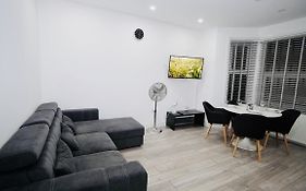 E2M Stays Lovely Apt Close To Ilford Station With Free Parking
